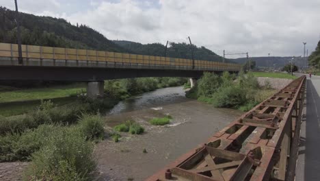 Pasar-Por-Alto-Un-Puente-Para-El-Uso-Del-Tren