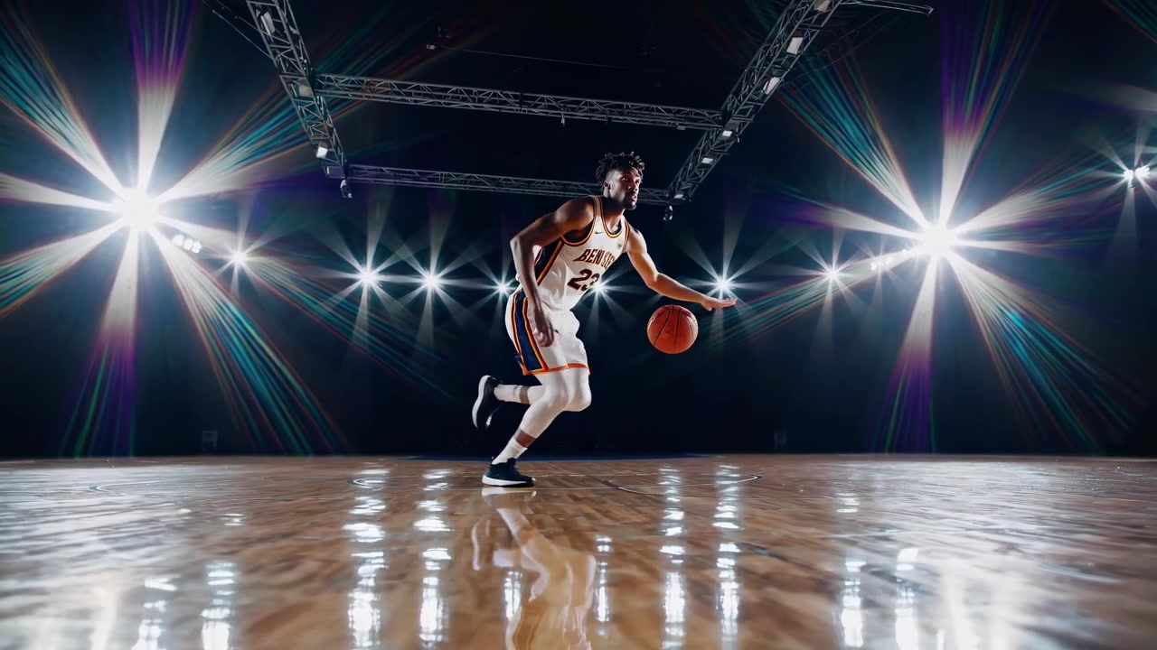 Giocatore di basket professionista che palleggia su un campo indoor