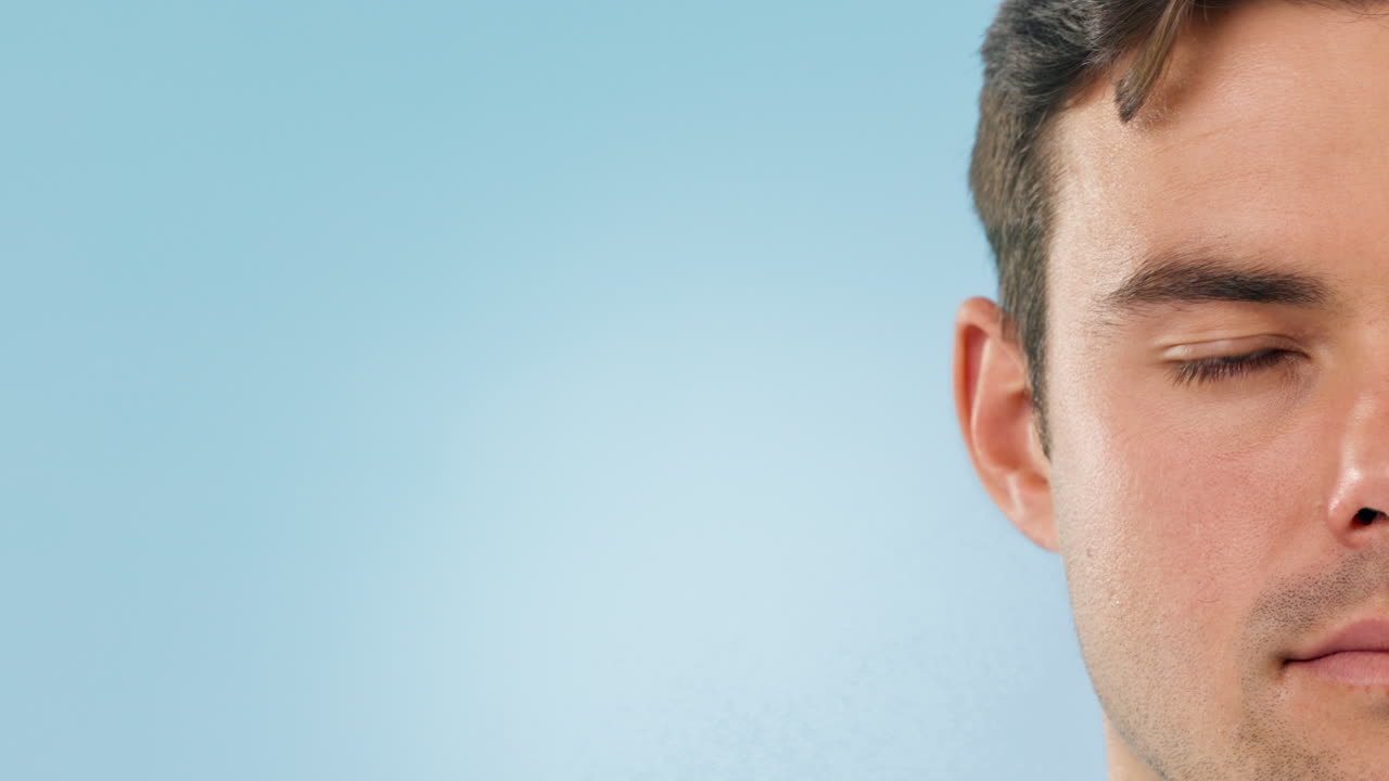 mitad de la cara, sonrisa y maqueta con un hombre en un azul