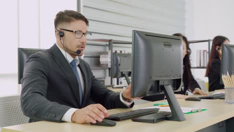 personas de negocios que usan auriculares trabajando en la oficina