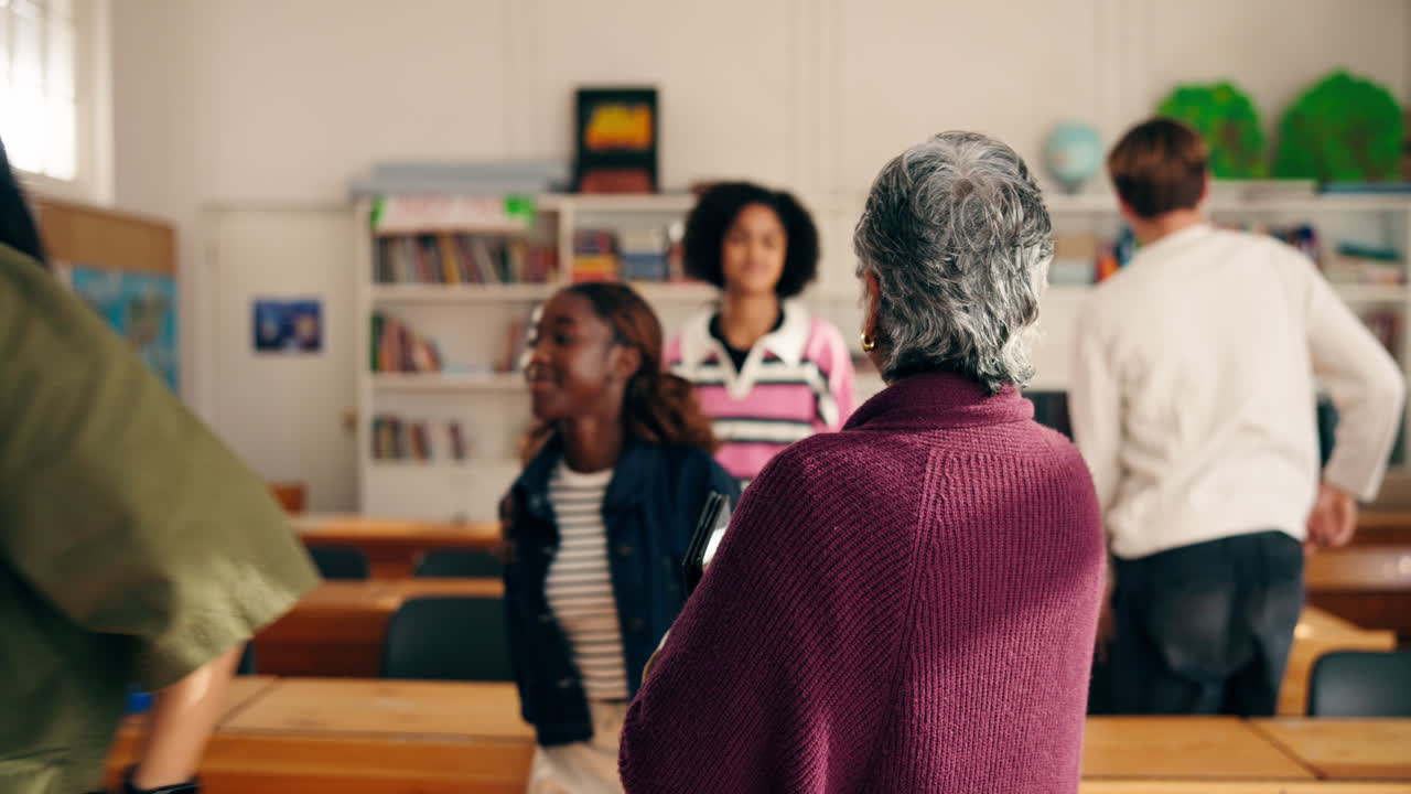 Interazione in classe tra insegnante e studenti