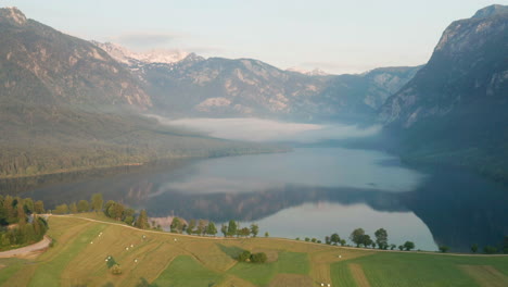 Malerischer-Bohinjsee-Bei-Sonnenaufgang-Mit-Bergblick-In-Slowenien