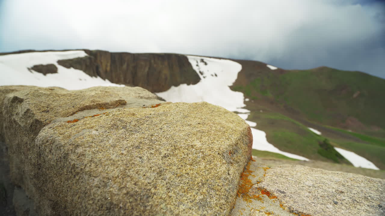 록 키 산맥 근처의 돌담