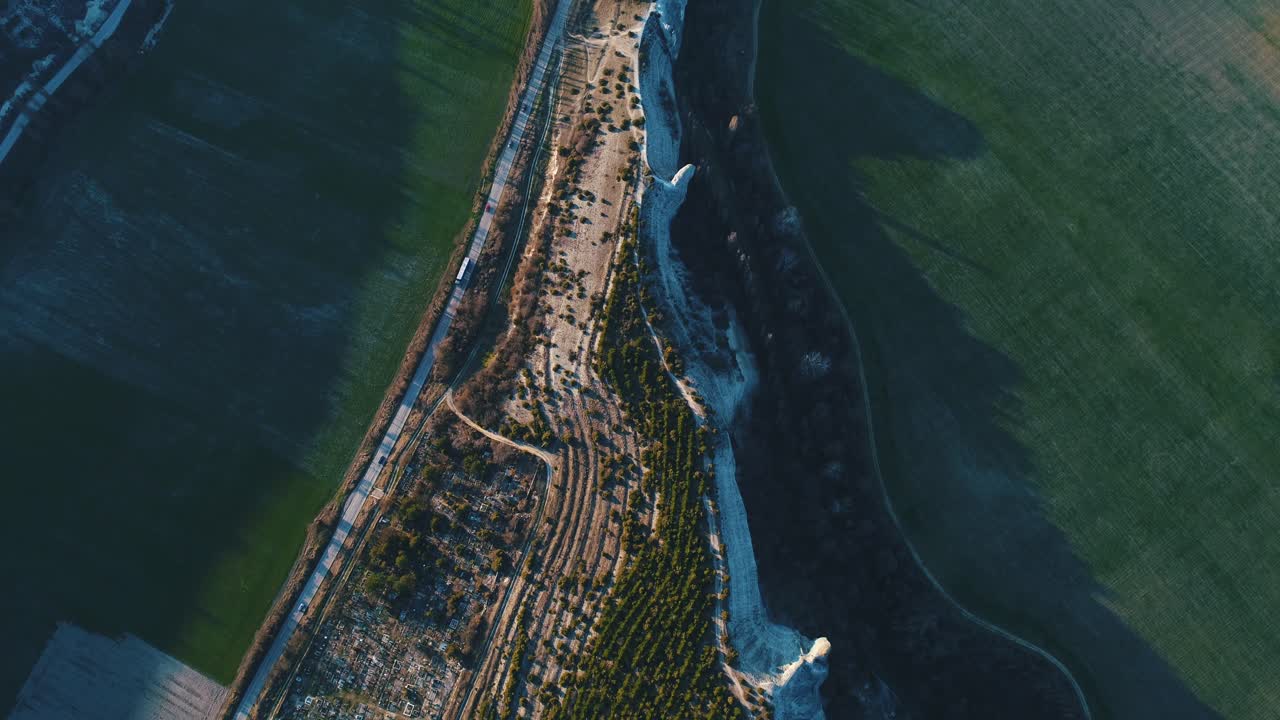 절벽 과  이 있는 시골 풍경 의 공중 사진