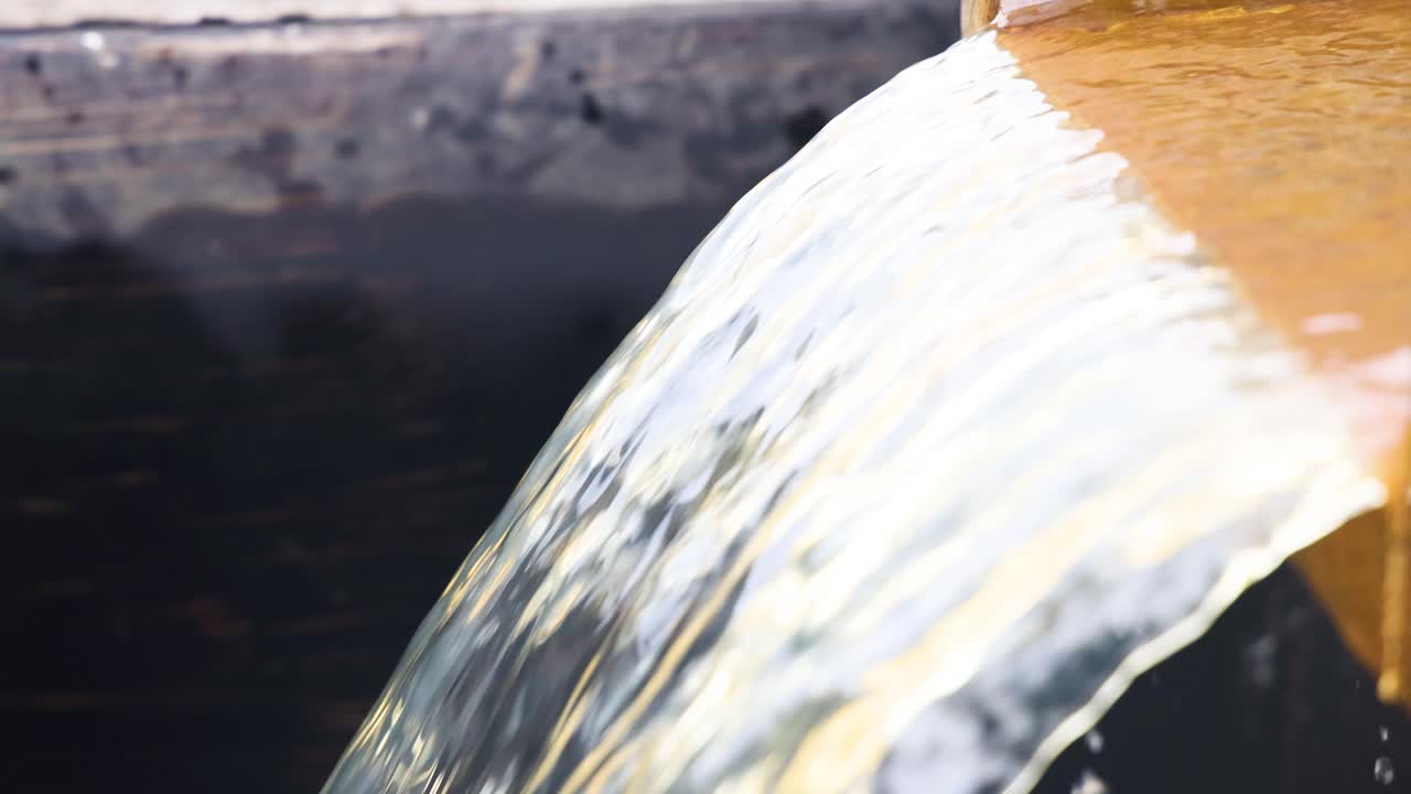 L'acqua scorre su una diga di legno