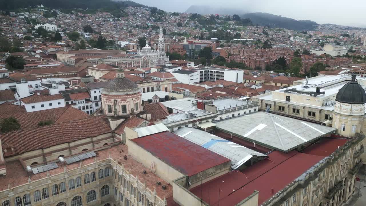 bogotá, la capital de la ciudad de colombia, vista aérea del centro de la ciudad. un avión no tripulado vuela sobre edificios de arquitectura colonial.