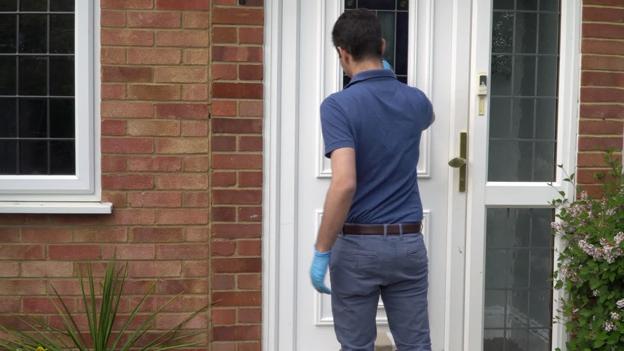 covid-19 격리 기간 동안 소포를 배달하는 택배