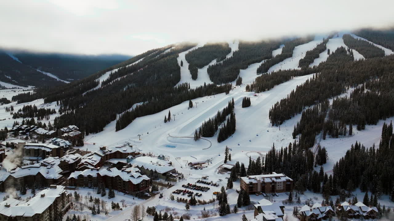 туман поднимает слой облаков зимой снежный ранний утренний восход солнца воздушный дрон медная гора колорадо горнолыжный курорт i70 орел летчик подъемник центр деревни сноуборд половина трубки иконный пропуск парковка вперед пан-ап
