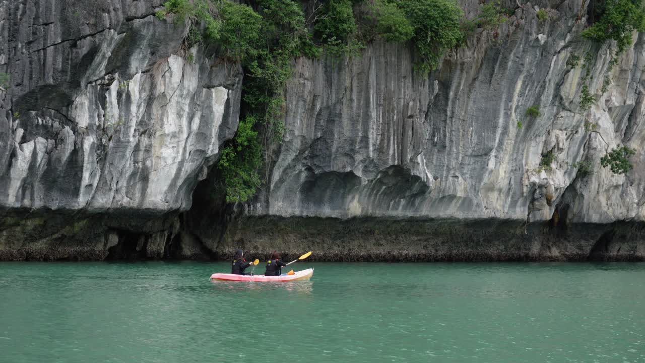 kayak en la bahía de halong con acantilados rocosos en el fondo en vietnam
