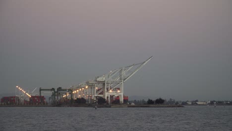 toma estática de grúas de contenedores en el puerto de oakland y la bahía de san francisco