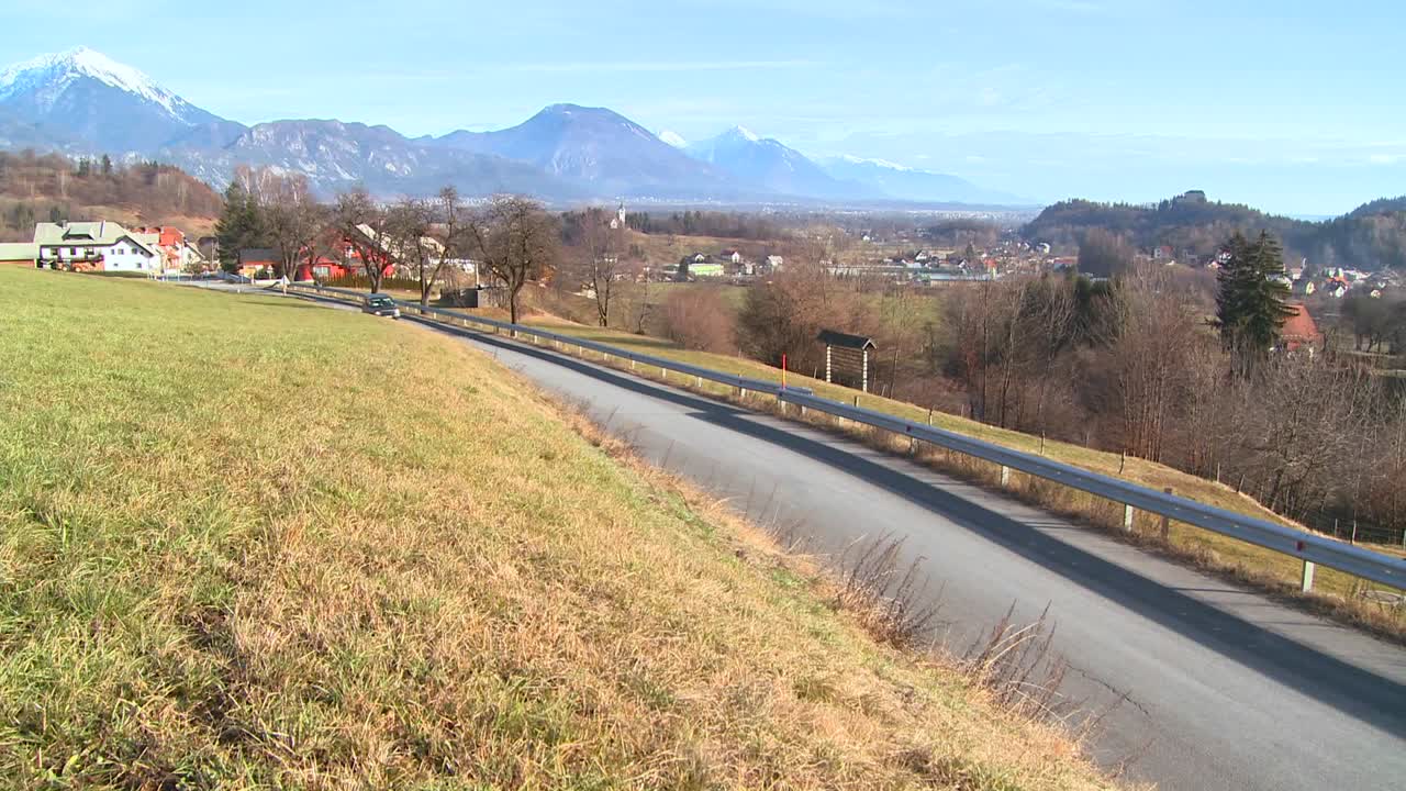 자동차는 슬로베니아 또는 동유럽 국가의 시골을 통과합니다.