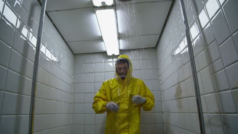 persona en traje de protección que se ducha