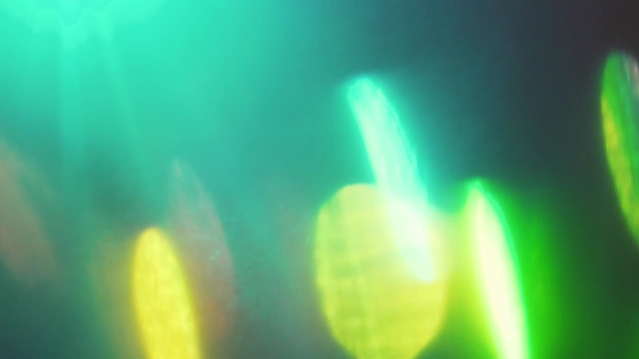 mezcla de partículas iridescentes multicolores sobre un fondo en relieve.