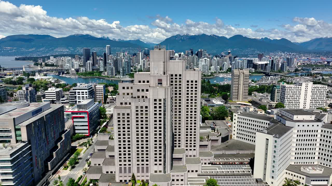 volando hacia el pabellón jim pattison al horizonte del centro de vancouver en columbia británica, canadá