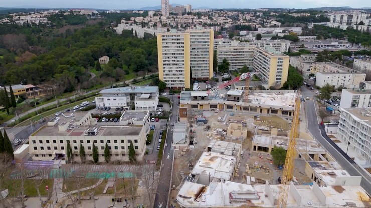 Vista aerea che si eleva sopra il quartiere di Montpellier con scuola, strade e costruzioni