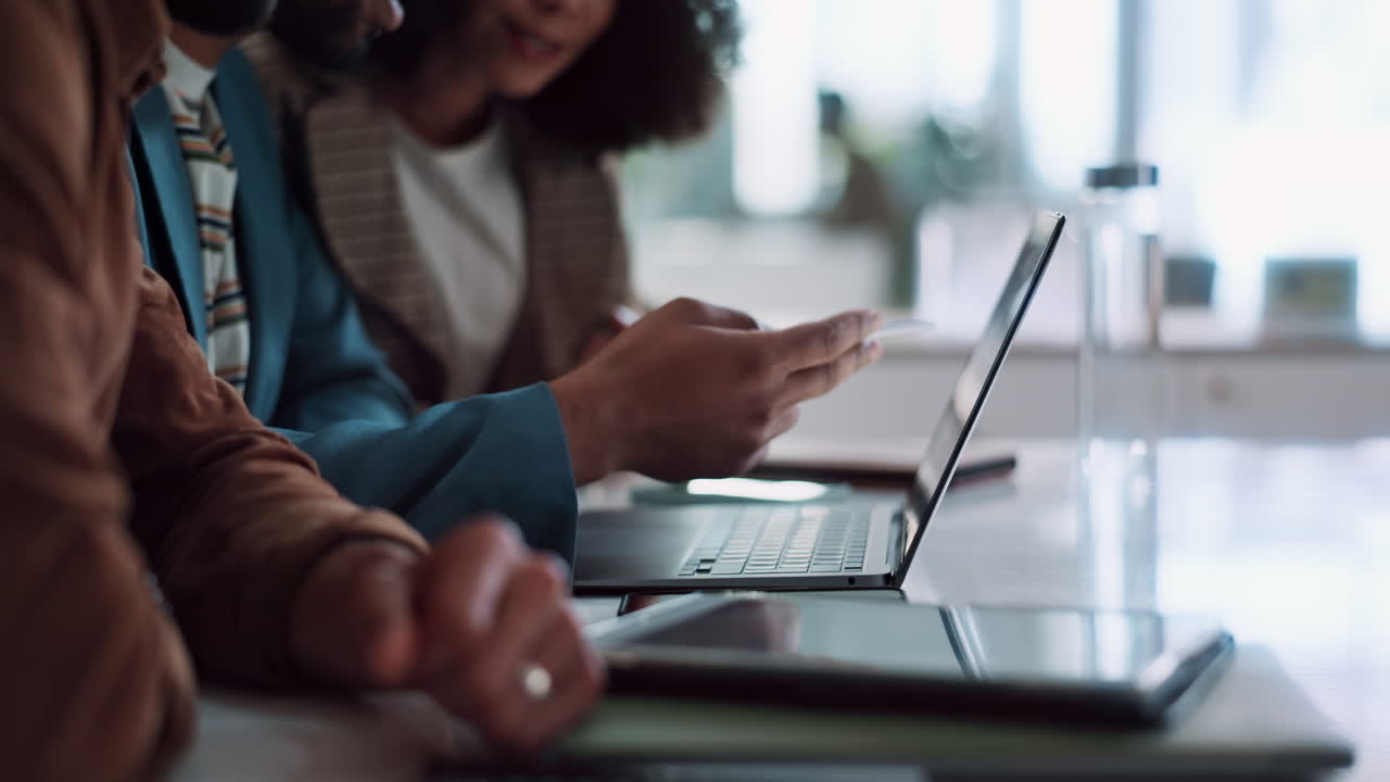 colaboración de equipos de negocios en la oficina moderna