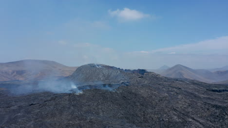 Asombroso-Cráter-De-Fisura-De-Volcán-Islandés-Fagradalsfjall-Aéreo-En-Un-Día-Soleado,-Adelante-Para-Circular,-Islandia