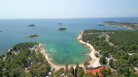 antena del paisaje marino de la costa europea en la pequeña ciudad costera de vrsar en istria, croacia