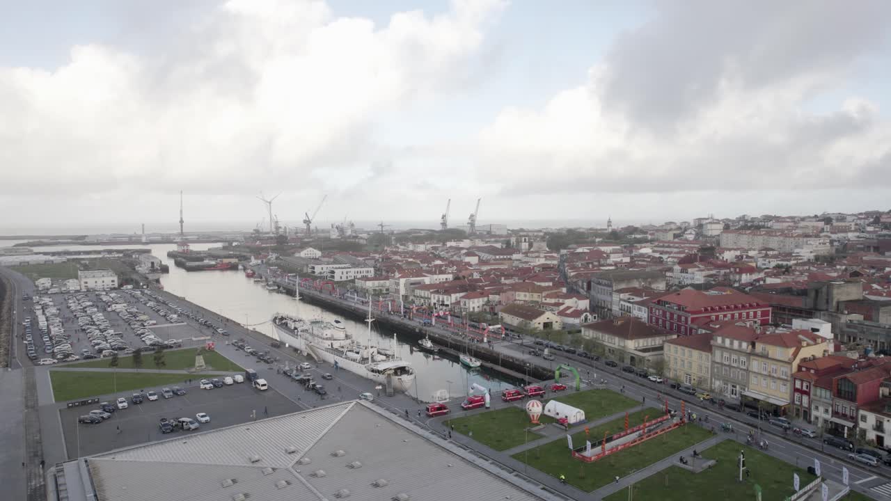 Vista aerea panoramica di Viana do Castelo che mostra il porto, le navi ormeggiate e gli edifici storici della città