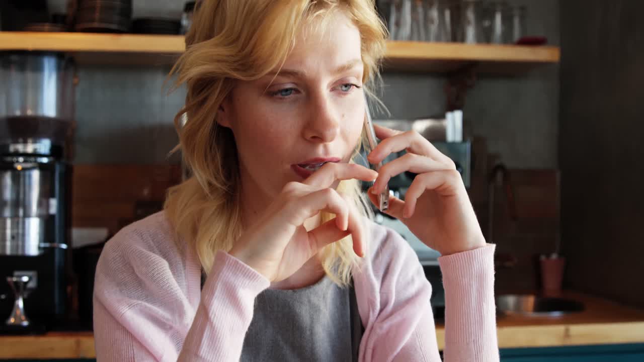 Frau, die mit ihrem Smartphone anruft
