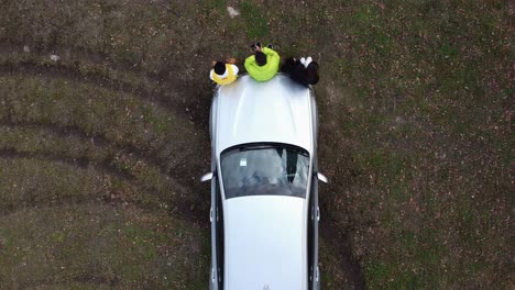 Foto-De-Un-Auto-Y-Amigos-Pasando-El-Rato-En-La-Parte-Delantera