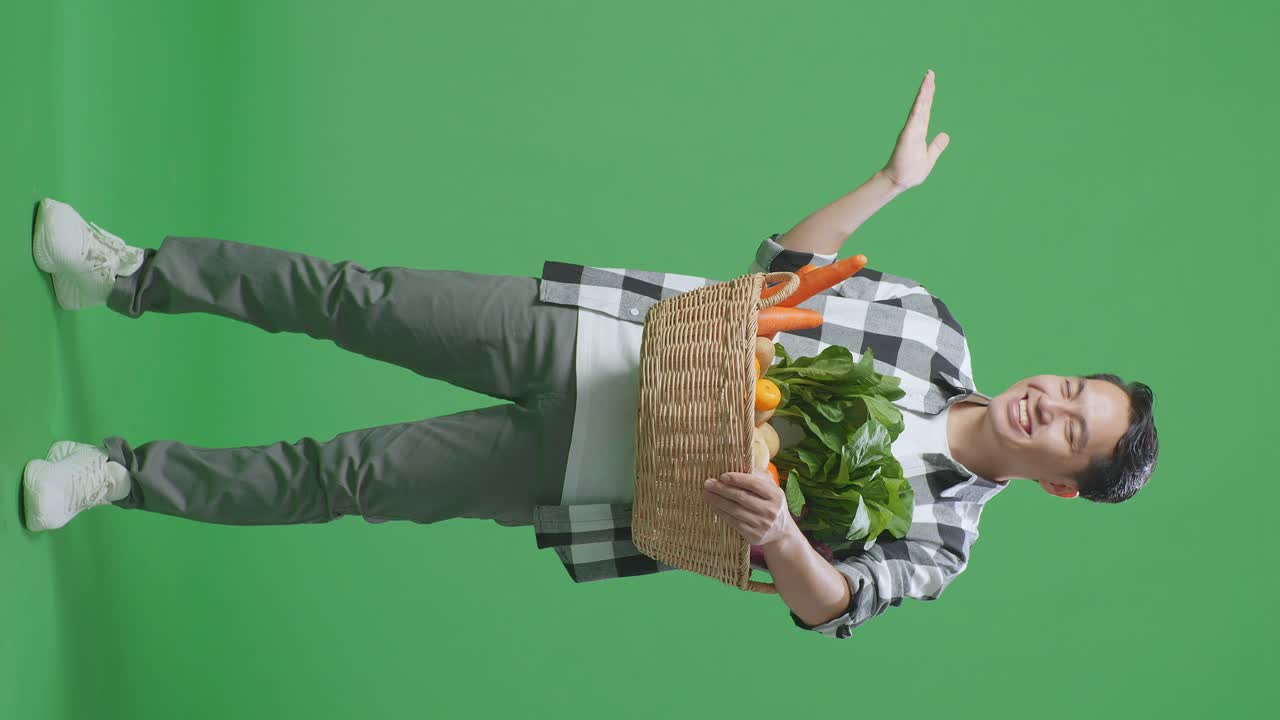 hombre sosteniendo una canasta de verduras