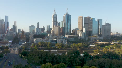 Toma-De-Seguimiento-Aéreo-Moviéndose-Hacia-La-Plaza-Federal-En-Melbourne-Durante-La-Tarde-De-Verano