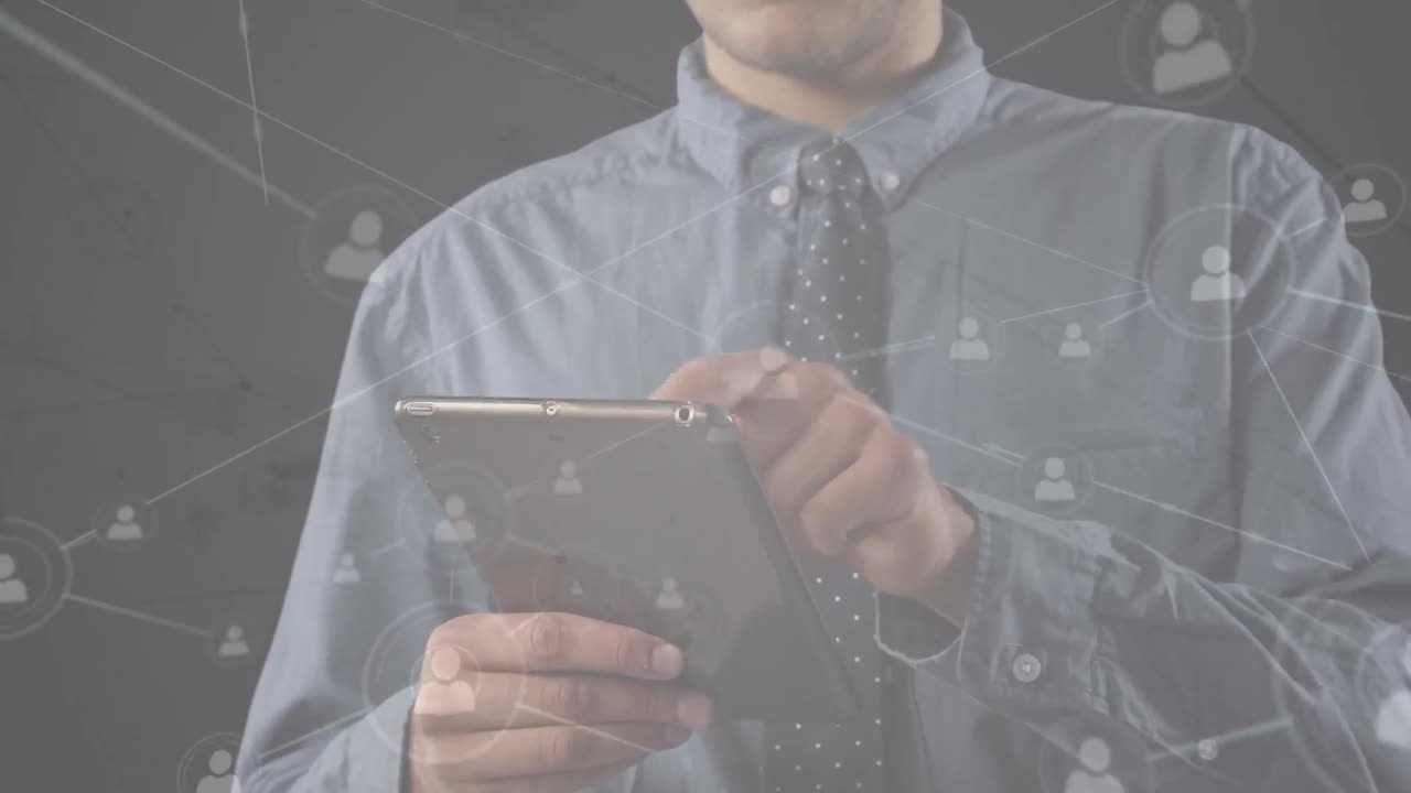 animación de redes de conexiones a través de un empresario caucásico usando una tableta