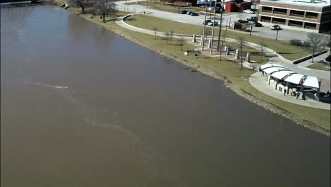 Kansas-City-Zieht-Sich-über-Den-Missouri-River-Zurück