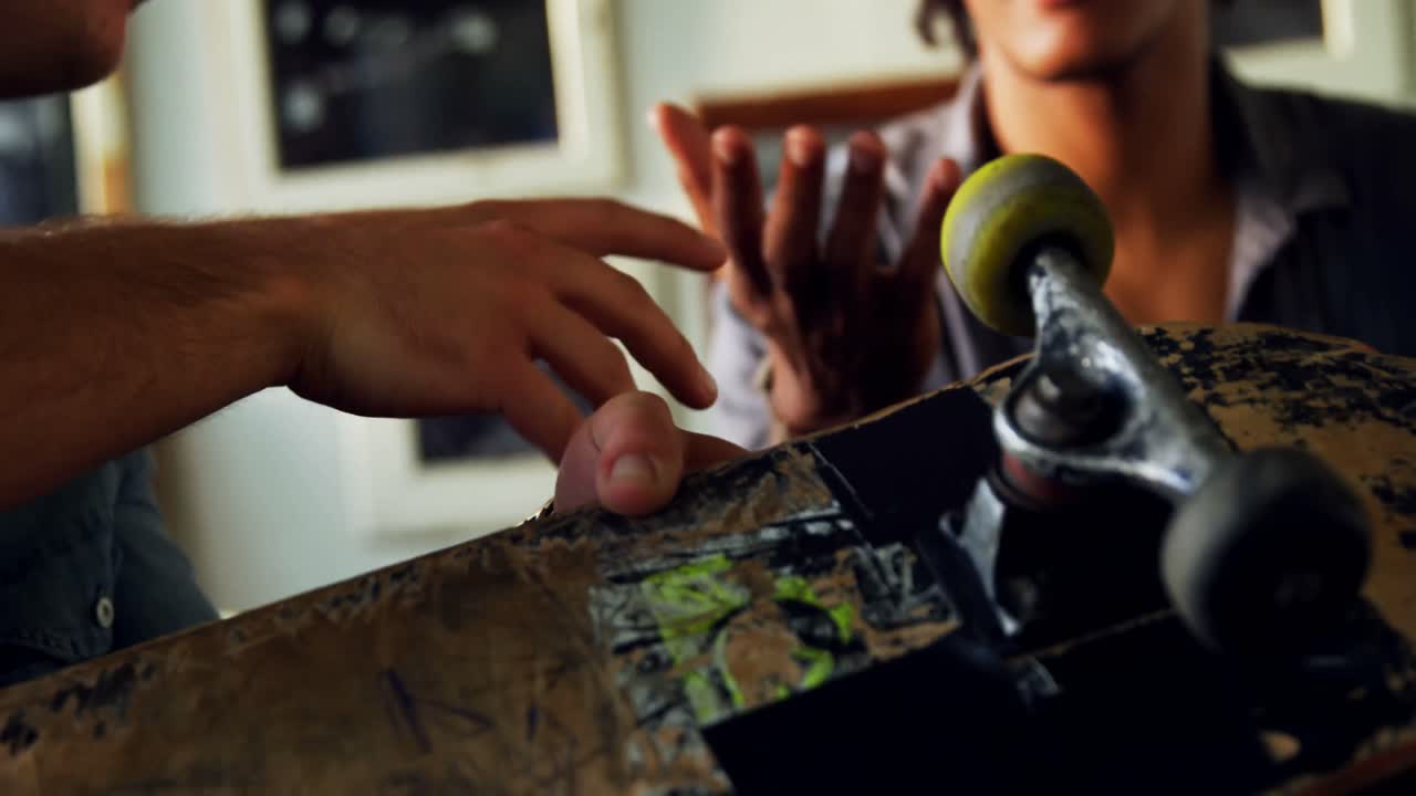amigos masculinos interactuando sobre el skateboard 4k