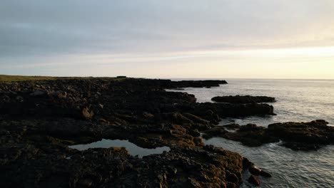 La-Costa-Rocosa-De-Islandia-Al-Atardecer