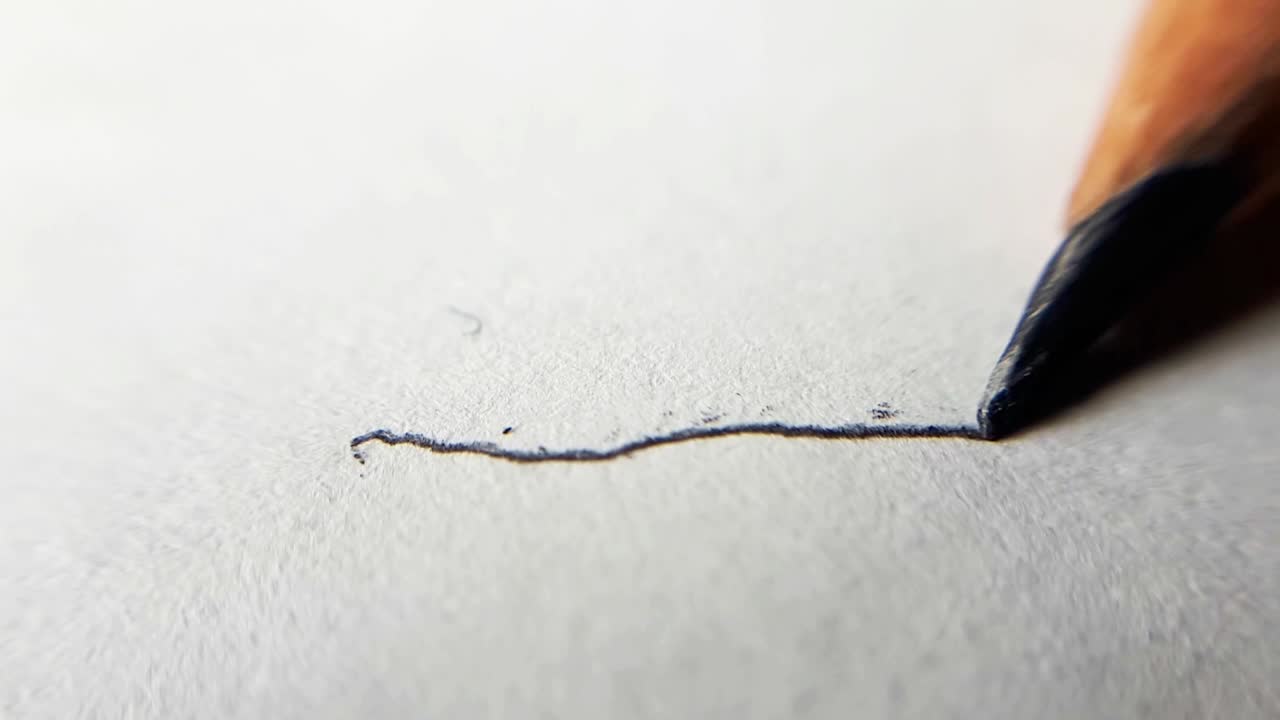 연필은 백서-1에 고르지 않은 임의의 선을 그립니다.