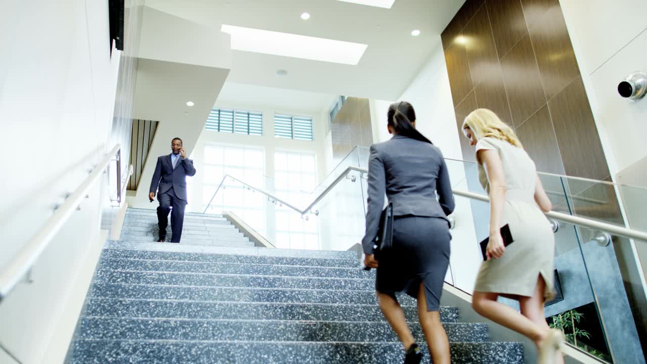 uomini d'affari multietnici che lavorano nell'ufficio della città