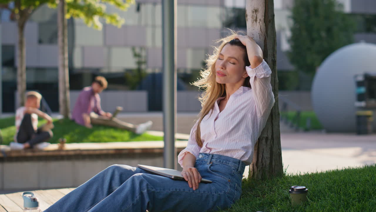일 후 혼자 공원에서 휴식을 취하는 도시 소녀. 노트북을 들고 있는 아름다운 프리랜서