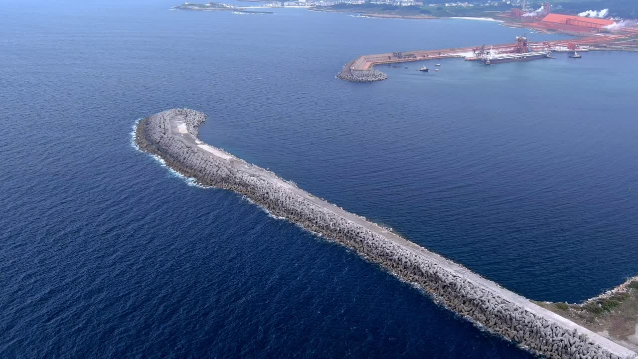 낮에는 스페인 산 시프리안, 모라스, 엑스오베, 루고, 갈리시아에 있는 알루미늄 공장 항구 입구 위로 공중 드론이 발사됐다.