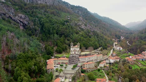 Luftaufnahmen:-Heiligtum-Nossa-Senhora-Da-Peneda-Im-Nationalpark-Gerês,-Portugal