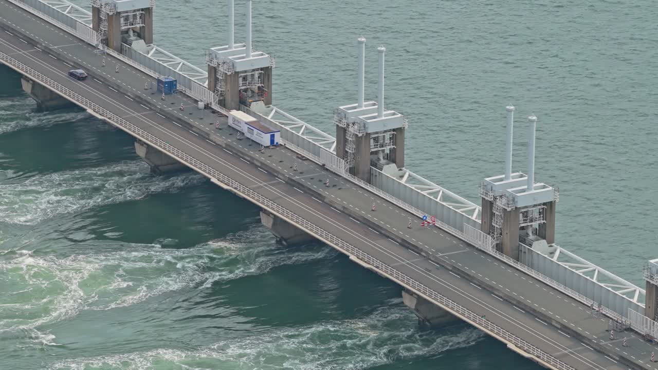 Dronebillede af Oosterschelde stormflodsbarriere, stormflodssikring i Zeeland
