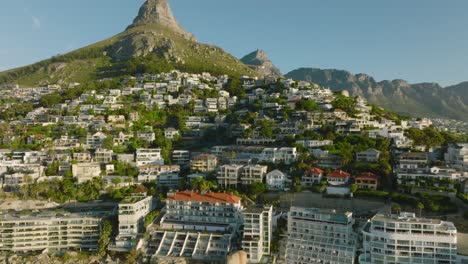 residencias de lujo y hoteles a lo largo de la costa. al revés revelando el distrito urbano en el destino turístico. ciudad del cabo, sudáfrica