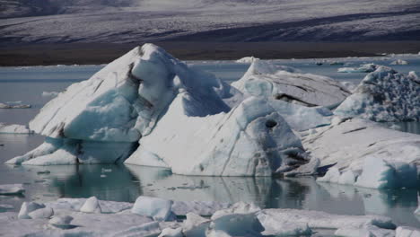 el glaciar se mueve en el agua de islandia