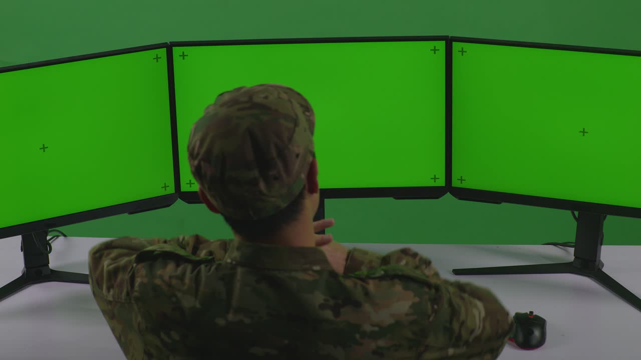 personal militar que trabaja en múltiples monitores