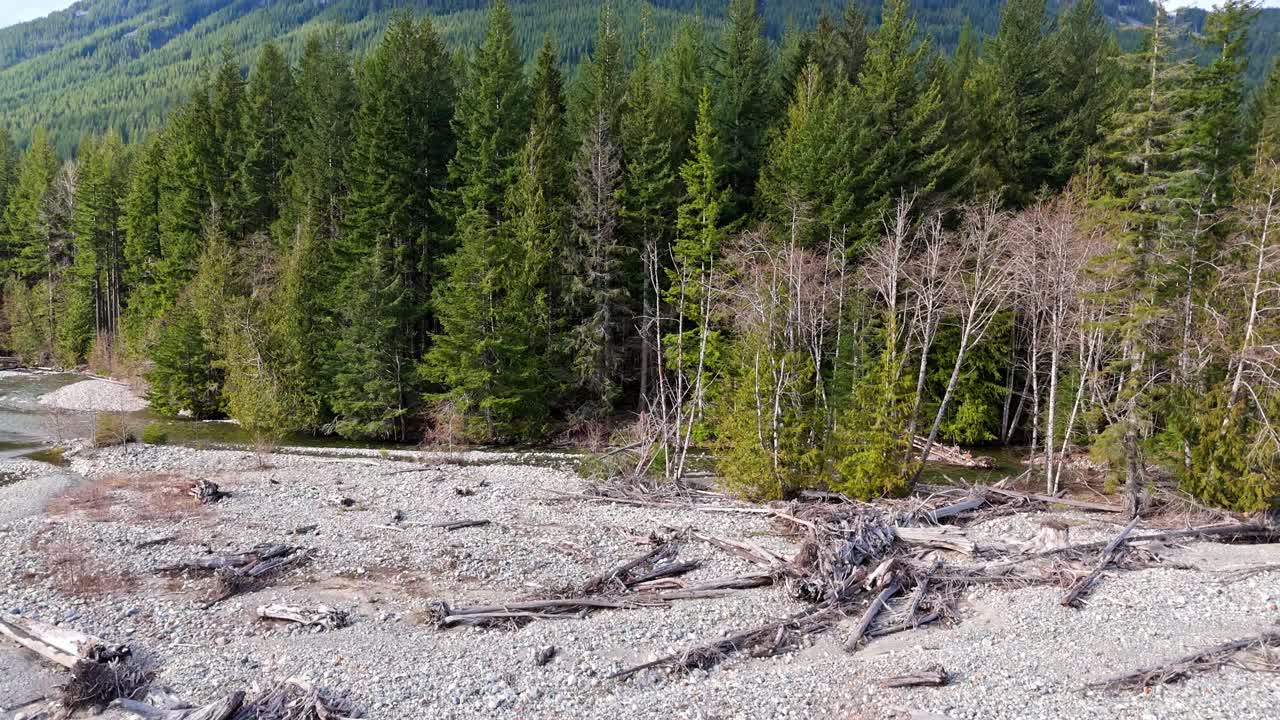 fotografía aérea ascendente de hansen creek en el bosque y montaña de hoja perenne en snoqualmie, estado de washington
