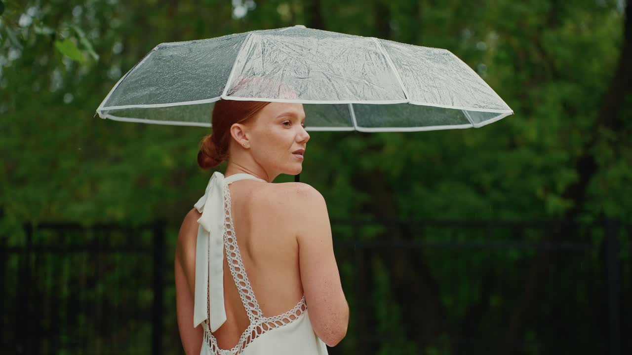 비가 오는 동안 우산을 들고 있는 여자