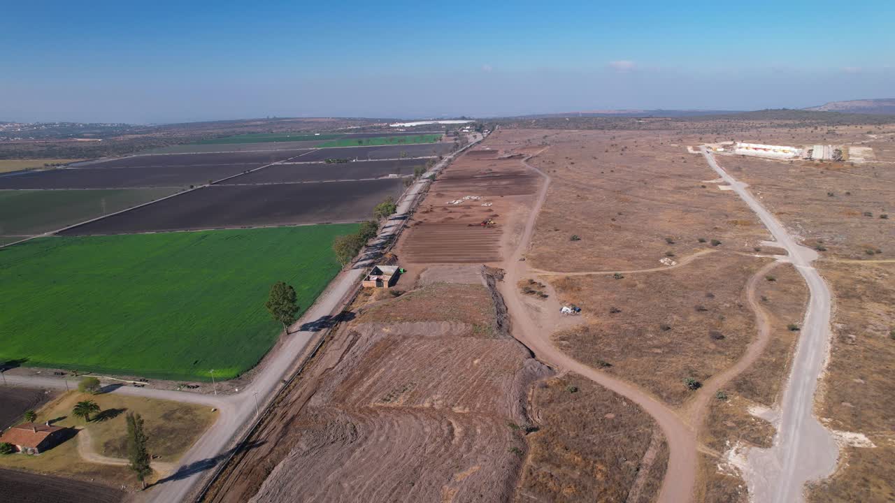 retracción aérea de una gran parcela de tierra agrícola de compost en méxico