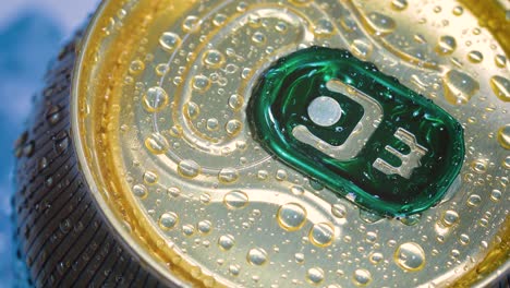 la tapa de la lata de soda de aluminio de refresco con hielo da la vuelta al círculo.
