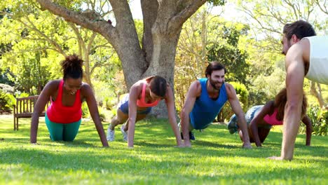 grupo de amigos haciendo flexiones