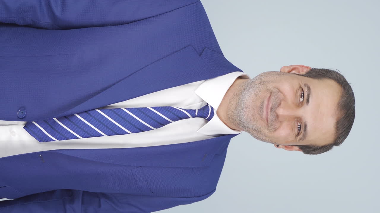 vídeo vertical del hombre de negocios asintiendo a la cámara. aprobación.