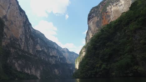 墨西哥奇亞帕斯州蘇米德羅峡谷 (sumidero canyon) 的兩邊,在格里加爾瓦河 (grijalva river) 上航行的一艘船