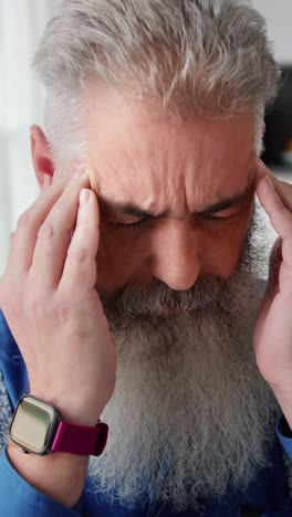 hombre con dolor de cabeza