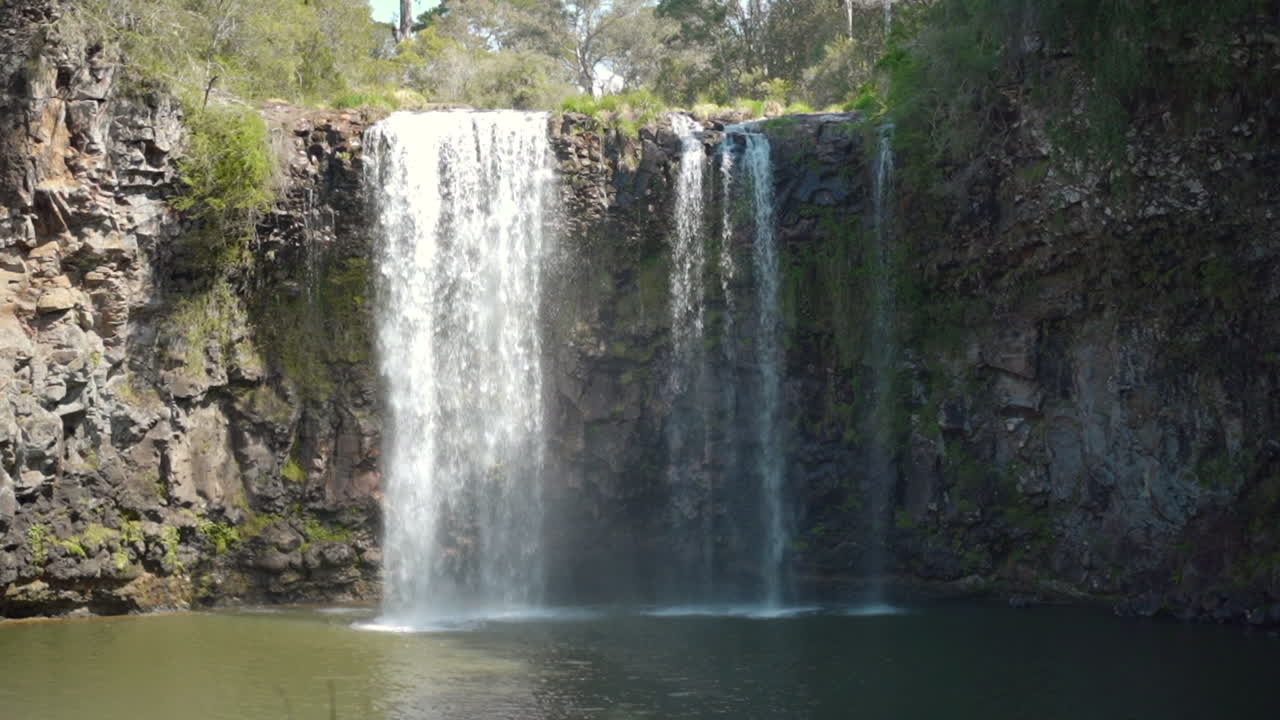 hermoso primer plano de la cascada de dangar en nueva gales del sur, australia