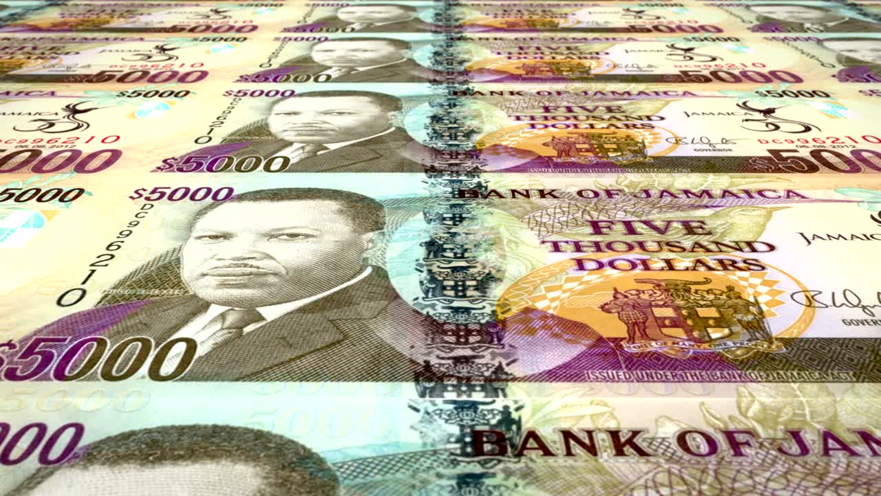 billetes de cinco mil dólares jamaicanos de jamaica rodando, dinero en efectivo, bucle
